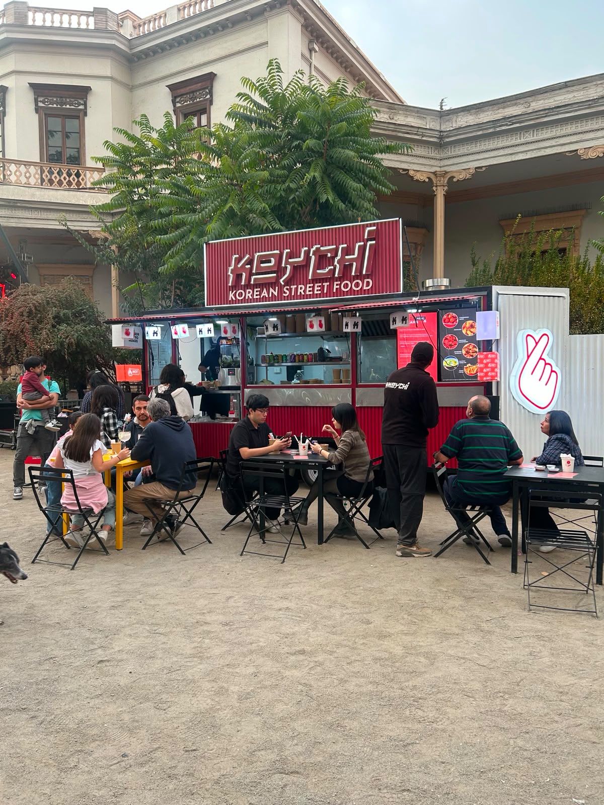 Food truck Koychi con público en un evento